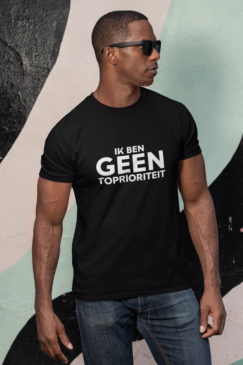 Ik ben geen toprioriteit | Maat XL | T Shirt Zwart Zondag met Lubach Topprioriteit